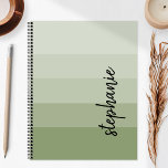 Gepersonaliseerde Signature Color Block Sage Green Planner<br><div class="desc">Dit trendy moderne ontwerp kenmerkt vijf strepen van het kleurenblok in gradiënttinten van licht aan middelgroengrove grove grove groef. Personaliseer het met jouw naam in verticaal zwart handschrift handschrift.</div>