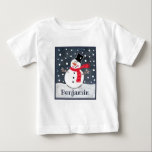 Gepersonaliseerde Sneeuwman Kerstmis<br><div class="desc">Deze sneeuwsneeuwscène met sneeuwscooter is bedrukt met een collage die is ontworpen door Helen McCartney Design.</div>