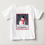 Gepersonaliseerde Sneeuwman Kerstmis<br><div class="desc">Deze sneeuwsneeuwscène met sneeuwscooter is bedrukt met een collage die is ontworpen door Helen McCartney Design.</div>