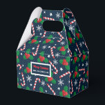 Gepersonaliseerde snoep Cane & Holly Berry Gift Bo Bedankdoosjes<br><div class="desc">Maak uw vakantie cadeau-geven extra speciaal met deze gepersonaliseerde snoepriet en hulst bessen kerstcadeau doos. Deze stevige geschenkdoos is ideaal voor het verpakken van kleine cadeaus, lekkernijen of feestartikelen, met een feestelijk ontwerp van snoepstokken, hulstbladeren, bessen en sneeuwvlokken op een donkerblauwe achtergrond. U kunt het aanpassen met jouw naam of...</div>