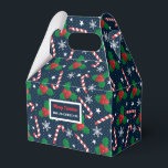 Gepersonaliseerde snoep Cane & Holly Berry Gift Bo Bedankdoosjes<br><div class="desc">Maak uw vakantie cadeau-geven extra speciaal met deze gepersonaliseerde snoepriet en hulst bessen kerstcadeau doos. Deze stevige geschenkdoos is ideaal voor het verpakken van kleine cadeaus, lekkernijen of feestartikelen, met een feestelijk ontwerp van snoepstokken, hulstbladeren, bessen en sneeuwvlokken op een donkerblauwe achtergrond. U kunt het aanpassen met jouw naam of...</div>