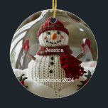 Gepersonaliseerde Snowman-kerstversiering Keramisch Ornament<br><div class="desc">Schattige Gebreide sneeuwpop gepersonaliseerd met naam en kerstjaar.</div>