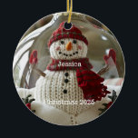 Gepersonaliseerde Snowman-kerstversiering Keramisch Ornament<br><div class="desc">Schattige Gebreide sneeuwpop gepersonaliseerd met naam en kerstjaar.</div>