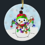 Gepersonaliseerde Snowman met kerstverlichting Keramisch Ornament<br><div class="desc">Voeg jouw naam toe aan deze feestdag met handgetekende cartoon schattige sneeuwman met kerstverlichting en sneeuwvlokken op de achtergrond. De achterkant heeft mannen,  pinguïns en snoepjes met kerstmis.</div>