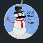 Gepersonaliseerde  Snowman met snor Keramisch Ornament<br><div class="desc">Gepersonaliseerde  Snowman met snor</div>