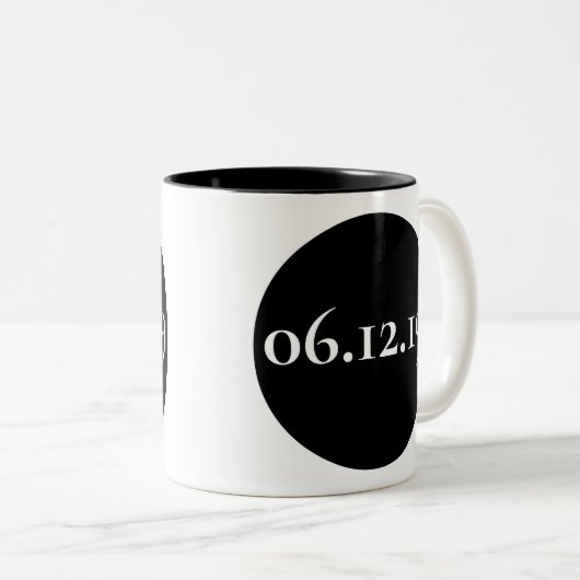 Gepersonaliseerde Speciale Datum Zwart En Wit Tweekleurige Koffiemok (Voorkant rechts)