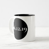 Gepersonaliseerde Speciale Datum Zwart En Wit Tweekleurige Koffiemok (Voorkant links)