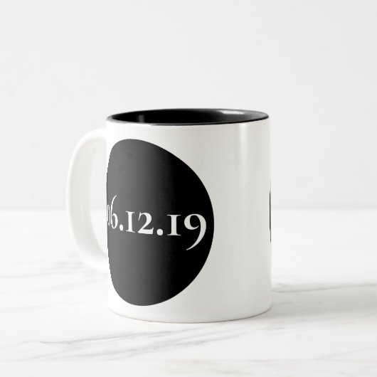 Gepersonaliseerde Speciale Datum Zwart En Wit Tweekleurige Koffiemok (Voorkant links)