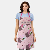 Gepersonaliseerde Speelse Roze Sushirol Schort (Gedragen)