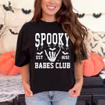 Gepersonaliseerde Spooky Halloween Groep College P T-shirt<br><div class="desc">Omarm de Halloween geest met onze gepersonaliseerde Spooky Halloween Group College Party T-Shirt! Ontworpen om uw groep het middelpunt van de aandacht te maken, dit shirt heeft een opvallend ontwerp van skeletten en vleermuizen, ideaal voor elke Halloween-viering. Of u zich nu opmaakt voor een studentenfeest, outfits coördineert voor een familieevenement...</div>