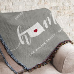 Gepersonaliseerde staat Oklahoma Deken<br><div class="desc">Show een beetje trots op de thuisstaat met deze schattige, rotsgrijze deken met "thuis" in witte kalligrafie met een silhouetekaart van de staat Oklahoma die voor de letter "O." staat. Een rode hartillustratie binnen de staatskaart voltooit het ontwerp; u kunt de positie van het hart in uw thuisstad veranderen door...</div>