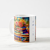 Gepersonaliseerde stapel van  boeken en bloemen koffiemok (Voorkant links)