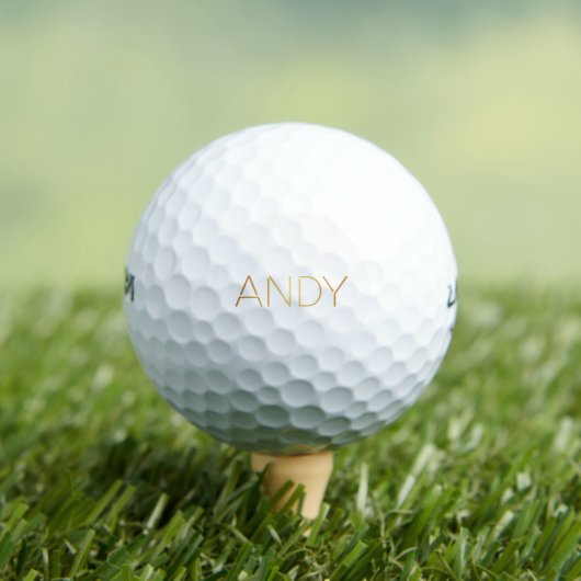 Gepersonaliseerde Stencil Font Andy Gold op zwart Golfballen (Insitu Shirt)