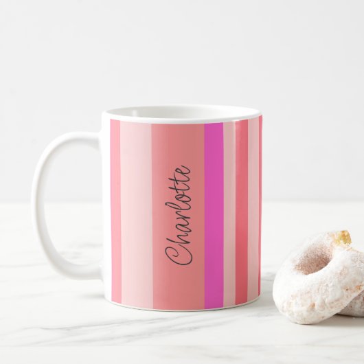 Gepersonaliseerde stijlvolle moderne roze streep koffiemok (Met donut)