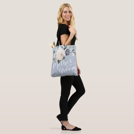 Gepersonaliseerde stoffige blauwe bloem moeder van tote bag (Op model)