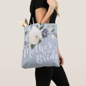 Gepersonaliseerde stoffige blauwe bloemen moeder v tote bag (Dichtbij)