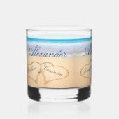 Gepersonaliseerde strand bruiloft harten in zand g whisky glas (Voorkant)