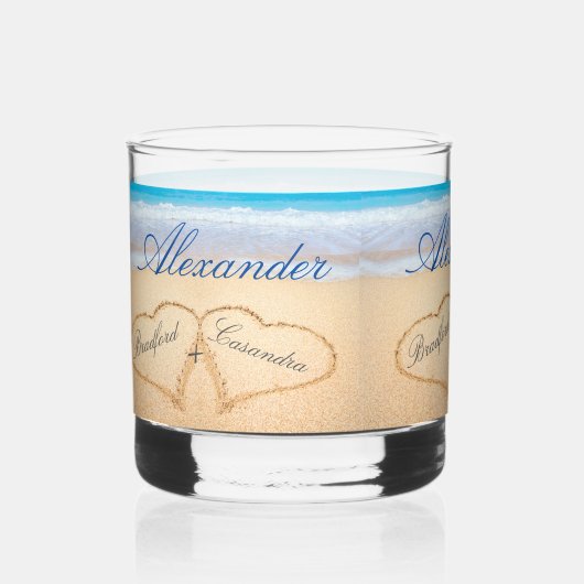 Gepersonaliseerde strand bruiloft harten in zand g whisky glas (Voorkant)