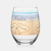Gepersonaliseerde strand bruiloft harten in zand g wijnglas zonder voet (Voorkant)