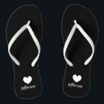 Gepersonaliseerde strand bruiloft teenslippers voo<br><div class="desc">Gepersonaliseerde strand bruiloft teenslippers voor de gasten. Elegante partij gunst set met aangepaste achternaam of monogram en kleine hart liefde symbool. Aangepaste achtergrond en bandkleur voor hem en haar / mannen en vrouwen. Romantisch zwart-wit zijn en haar sandalen met stijlvolle script kalligrafie typografie. Leuk voor nautische of strand thema bruiloft,...</div>