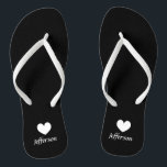 Gepersonaliseerde strand bruiloft teenslippers voo<br><div class="desc">Gepersonaliseerde strand bruiloft teenslippers voor de gasten. Elegante partij gunst set met aangepaste achternaam of monogram en kleine hart liefde symbool. Aangepaste achtergrond en bandkleur voor hem en haar / mannen en vrouwen. Romantisch zwart-wit zijn en haar sandalen met stijlvolle script kalligrafie typografie. Leuk voor nautische of strand thema bruiloft,...</div>