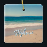 Gepersonaliseerde Strandfoto Ocean Blue Schilderac Keramisch Ornament<br><div class="desc">Een mooie stijl foto van een strand in Californië plein keramische kerst ornament. Pas met haar naam aan om uw eigen gepersonaliseerde geschenk op maat te creëer. Voor kortere namen is er voldoende ruimte om de lettergrootte te vergroten. Er zijn veel mooie moderne kalligrafie script stijlen om uit te kiezen....</div>