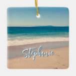 Gepersonaliseerde Strandfoto Ocean Blue Schilderac Keramisch Ornament<br><div class="desc">Een mooie stijl foto van een strand in Californië plein keramische kerst ornament. Pas met haar naam aan om uw eigen gepersonaliseerde geschenk op maat te creëer. Voor kortere namen is er voldoende ruimte om de lettergrootte te vergroten. Er zijn veel mooie moderne kalligrafie script stijlen om uit te kiezen....</div>