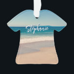 Gepersonaliseerde Strandfoto Ocean Blue Schilderac Ornament<br><div class="desc">Een mooie stijl foto van een strand in Californië T-shirt gevormd acryl kerstversiering. Pas met haar naam aan om uw eigen gepersonaliseerde geschenk op maat te creëer. Voor kortere namen is er voldoende ruimte om de lettergrootte te vergroten. Er zijn veel mooie moderne kalligrafie script stijlen om uit te kiezen....</div>