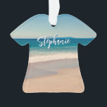 Gepersonaliseerde Strandfoto Ocean Blue Schilderac Ornament<br><div class="desc">Een mooie stijl foto van een strand in Californië T-shirt gevormd acryl kerstversiering. Pas met haar naam aan om uw eigen gepersonaliseerde geschenk op maat te creëer. Voor kortere namen is er voldoende ruimte om de lettergrootte te vergroten. Er zijn veel mooie moderne kalligrafie script stijlen om uit te kiezen....</div>