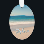 Gepersonaliseerde Strandfoto Ocean Blue Schilderac Ornament<br><div class="desc">Een mooie  stijl foto van een strand in Californië ovaal acryl kerstversiering. Pas met haar naam aan om uw eigen gepersonaliseerde geschenk op maat te creëer. Voor kortere namen is er voldoende ruimte om de lettergrootte te vergroten. Er zijn veel mooie moderne kalligrafie script stijlen om uit te kiezen.</div>