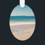 Gepersonaliseerde Strandfoto Ocean Blue Schilderac Ornament<br><div class="desc">Een mooie  stijl foto van een strand in Californië ovaal acryl kerstversiering. Pas met haar naam aan om uw eigen gepersonaliseerde geschenk op maat te creëer. Voor kortere namen is er voldoende ruimte om de lettergrootte te vergroten. Er zijn veel mooie moderne kalligrafie script stijlen om uit te kiezen.</div>