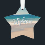 Gepersonaliseerde Strandfoto Ocean Blue Schilderac Ornament<br><div class="desc">Een mooie  stijl foto van een strand in Californië stervormige acryl kerstversiering. Pas met haar naam aan om uw eigen gepersonaliseerde geschenk op maat te creëer. Voor kortere namen is er voldoende ruimte om de lettergrootte te vergroten. Er zijn veel mooie moderne kalligrafie script stijlen om uit te kiezen.</div>