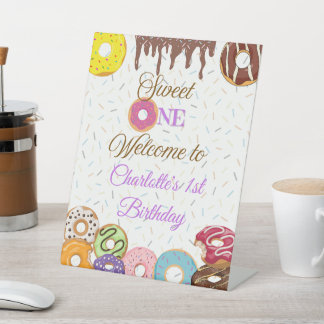 Gepersonaliseerde Sweet One First Birthday Welkom  Reclamebord Met Voetstuk