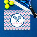 Gepersonaliseerde Tennis & Blauw en Roze Chevron D Briefkaart<br><div class="desc">Aangepaste post-/notitiekaarten met een gepersonaliseerd tennisracketontwerp en blauwe en roze chevron-achtergrond met patroon. Kruis-gekruiste tennisrackets zijn gecentreerd in een blauw-witte cirkel die is monogram met jouw naam of initialen. De cirkel is geplaatst tegen een blauwe, roze en witte chevron zigzagpatroon achtergrond. Preppy, trendy, modern en toch zeer klassiek, deze postkaarten...</div>