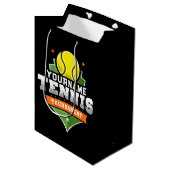 Gepersonaliseerde Tennisser NAAM Varsity Toernooi Medium Cadeauzakje (Voorkant Gekanteld)