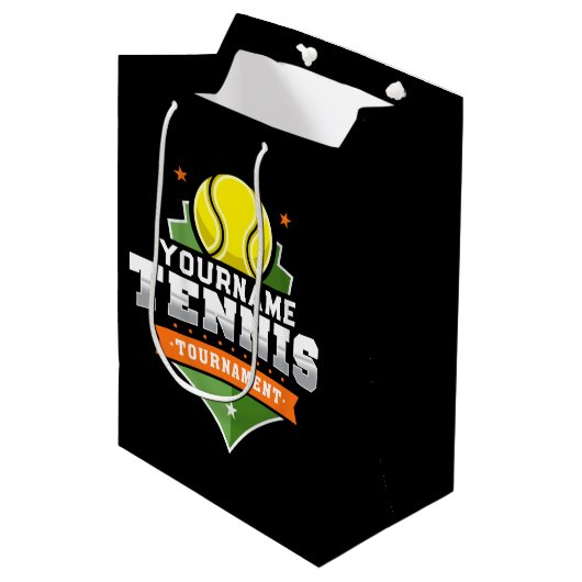 Gepersonaliseerde Tennisser NAAM Varsity Toernooi Medium Cadeauzakje (Voorkant Gekanteld)