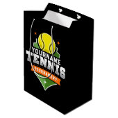 Gepersonaliseerde Tennisser NAAM Varsity Toernooi Medium Cadeauzakje (Achterkant Gekanteld)