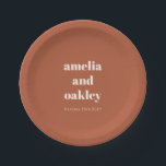 Gepersonaliseerde Terracotta Roest Herfst Retro br Papieren Bordje<br><div class="desc">Vier uw grote dag met stijl met behulp van dit moderne terracotta bord met gedurfde,  minimalistische typografie en een warme aardse toon. Gepersonaliseerd met namen en datum,  is het een perfecte touch voor rustieke,  boho- of buitenrecepties,  repetitiediners of verlovingsfeesten. Een chique en praktische keuze voor casual elegantie.</div>