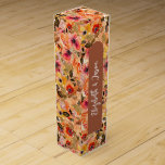 Gepersonaliseerde Terracotta Waterverf Flowers Wijn<br><div class="desc">Een collage van elegante waterverf herfstbloemen en een herfst grijns accent op deze wijncadeaudozen zijn gepersonaliseerd met je namen op een terracotta band. Ideaal voor een cadeautje voor bruiloften,  vrijgezellenfeesten,  verjaardagen of voor jezelf. Punten in onze winkel koppelen.</div>