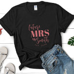 gepersonaliseerde toekomst mevrouw Gepersonaliseer T-shirt<br><div class="desc">Maak je klaar om de bruid-tot-zijn stijl en geweldig te hebben in ons Gepersonaliseerd persoonlijke T-shirt voor Bride Fiance! Dit shirt bevat de woorden "Future Mrs." gevolgd door de naam van de bruid, waardoor het de perfecte cadeau is voor haar vrijgezellenfeest, vrijgezellenfeest, verlovingsfeest of zelfs de huwelijksdag. Viel de komende...</div>