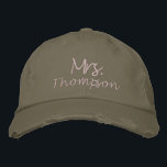 Gepersonaliseerde toekomstige bruid om Mrs. Pink-s Geborduurde Pet<br><div class="desc">Vier de toekomstige bruid met dit gepersonaliseerde geborduurde honkbal pet, met "mevrouw" in roze schrift. Dit stijlvolle en leuke accessoire is ideaal voor vrijgezellenfeesten, vrijgezellenfeesten of als een doordacht cadeau voor de aanstaande bruid. Het aangepaste ontwerp voegt een persoonlijk tintje toe, waardoor het een gedenkwaardige herinnering is die ze zal...</div>