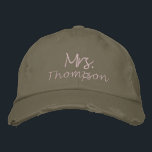 Gepersonaliseerde toekomstige bruid om Mrs. Pink-s Geborduurde Pet<br><div class="desc">Vier de toekomstige bruid met dit gepersonaliseerde geborduurde honkbal pet, met "mevrouw" in roze schrift. Dit stijlvolle en leuke accessoire is ideaal voor vrijgezellenfeesten, vrijgezellenfeesten of als een doordacht cadeau voor de aanstaande bruid. Het aangepaste ontwerp voegt een persoonlijk tintje toe, waardoor het een gedenkwaardige herinnering is die ze zal...</div>