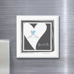 Gepersonaliseerde Tortelduifjes Lichtblauw Hart Magneet<br><div class="desc">In het productontwerp staan twee witte stieren samen en kijken naar een lichtblauw hart. Witte duiven zijn symbolen van liefde,  geluk,  vrede en welvaart. Deze eenvoudige vogelillustratie maakt een schattige moderne en unieke magneet met gepersonaliseerde tekst voor bruiloft,  jubileum of andere romantische gelegenheden.</div>