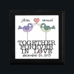Gepersonaliseerde Tortelduifjes-samen voor altijd Cadeaudoosje<br><div class="desc">Of het nu een huwelijk of een jubileum is,  deze twee liefdesvogels kunnen worden gepersonaliseerd met namen en trouwdatum om de speciale gelegenheid voor altijd te herdenken. Origineel ontwerp van Christie Black van ©Creations from the Heart.</div>