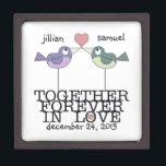Gepersonaliseerde Tortelduifjes-samen voor altijd Premium Juwelen Doos<br><div class="desc">Of het nu een huwelijk of een jubileum is,  deze twee liefdesvogels kunnen worden gepersonaliseerd met namen en trouwdatum om de speciale gelegenheid voor altijd te herdenken. Origineel ontwerp van Christie Black van ©Creations from the Heart.</div>