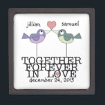 Gepersonaliseerde Tortelduifjes-samen voor altijd Premium Juwelen Doos<br><div class="desc">Of het nu een huwelijk of een jubileum is,  deze twee liefdesvogels kunnen worden gepersonaliseerd met namen en trouwdatum om de speciale gelegenheid voor altijd te herdenken. Origineel ontwerp van Christie Black van ©Creations from the Heart.</div>