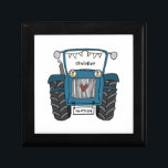 Gepersonaliseerde Tractor Land Bruiloft Beste Man Cadeaudoosje<br><div class="desc">Een tractor land boerderij bruiloft cadeau dat kan worden gepersonaliseerd. Als u de grootte of het lettertype wilt wijzigen,  klikt u op de knop Bewerken om verder aan te passen. De bunting in de tractor zit in een subtiele crème en wit.</div>