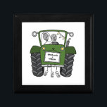 Gepersonaliseerde Tractor Land Huwelijkscadeau Cadeaudoosje<br><div class="desc">Een tractor country boerderij huwelijksgeschenk dat kan worden gepersonaliseerd met beide namen van het paar. Als u de grootte of het lettertype van de namen wilt wijzigen,  klikt u op de knop Bewerken om verder aan te passen. De bunting in de tractor zit in een subtiele crème en wit.</div>