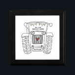 Gepersonaliseerde Tractor Land Huwelijkscadeau Cadeaudoosje<br><div class="desc">Een tractor land boerderij bruiloft cadeau dat kan worden gepersonaliseerd. Als u de grootte of het lettertype wilt wijzigen,  klikt u op de knop Bewerken om verder aan te passen. De bunting in de tractor zit in een subtiele crème en wit.</div>