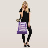 Gepersonaliseerde trendy Paarse en witte strepen Tote Bag (Op model)